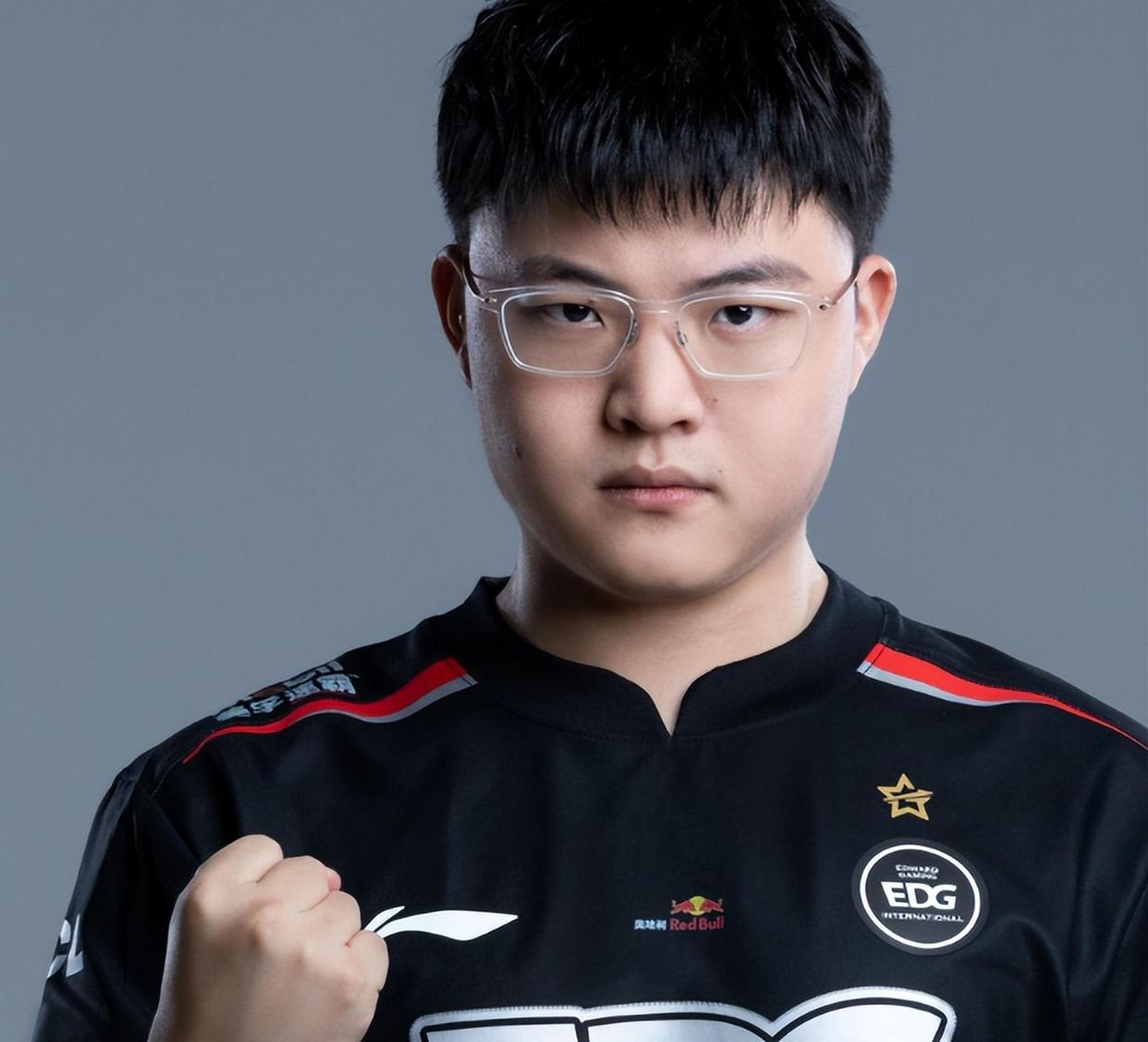 九游体育-Uzi回归赛场，精彩发挥首场状态亮眼，法国队观众沸腾！的简单介绍